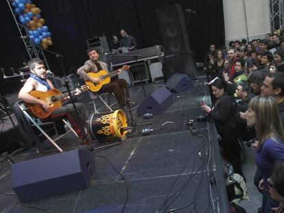 Actuaci&oacute;n de Muchachito Bombo Infierno en La Casa Encendida en una versi&oacute;n anterior de la radio Encendida.