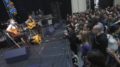 Actuaci&oacute;n de Muchachito Bombo Infierno en La Casa Encendida en una versi&oacute;n anterior de la radio Encendida.