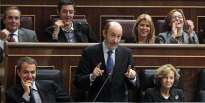 Alfredo Pérez Rubalcaba, entre José Luis Rodríguez Zapatero y Elena Salgado, en su estreno parlamentario como vicepresidente.