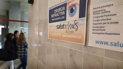 Anunci de teràpies naturals a l'Hospital de Terrassa.