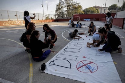 Alumnos preparando carteles para el referéndum del 1 d'octubre.