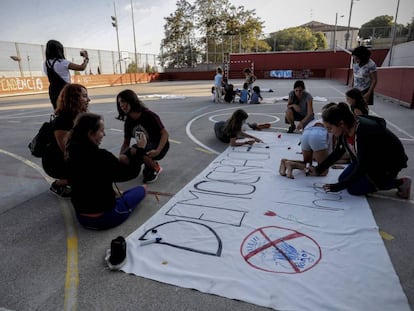 Alumnos de un colegio de Barcelona preparando carteles por el refer&eacute;ndum del 1 de octubre. 