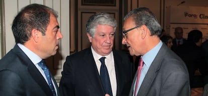 Lorenzo Amor (ATA), a la izquierda, conversa con Sebastian Reyna (UPTA) en presencia de Arturo Fern&aacute;ndez ex presidente de la patronal madrile&ntilde;a CEIM.