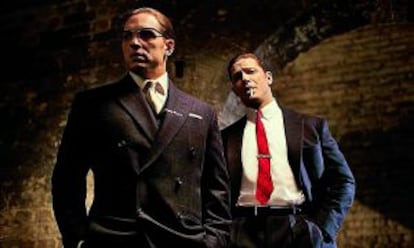 Tom Hardy en un fotograma de ‘Legend’, cinta en la que interpreta, por obra y arte de la teconología, a Ronnie y Reggie Kray.