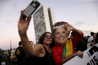 Una mujer se toma una 'selfie' en una protesta contra Dilma Rousseff.