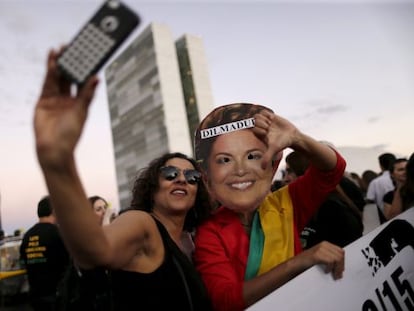 Una mujer se toma una 'selfie' en una protesta contra Dilma Rousseff.