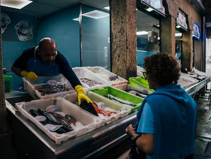 Puestos de pescadería en la Plaza de Abastos de Santiago de Compostela.