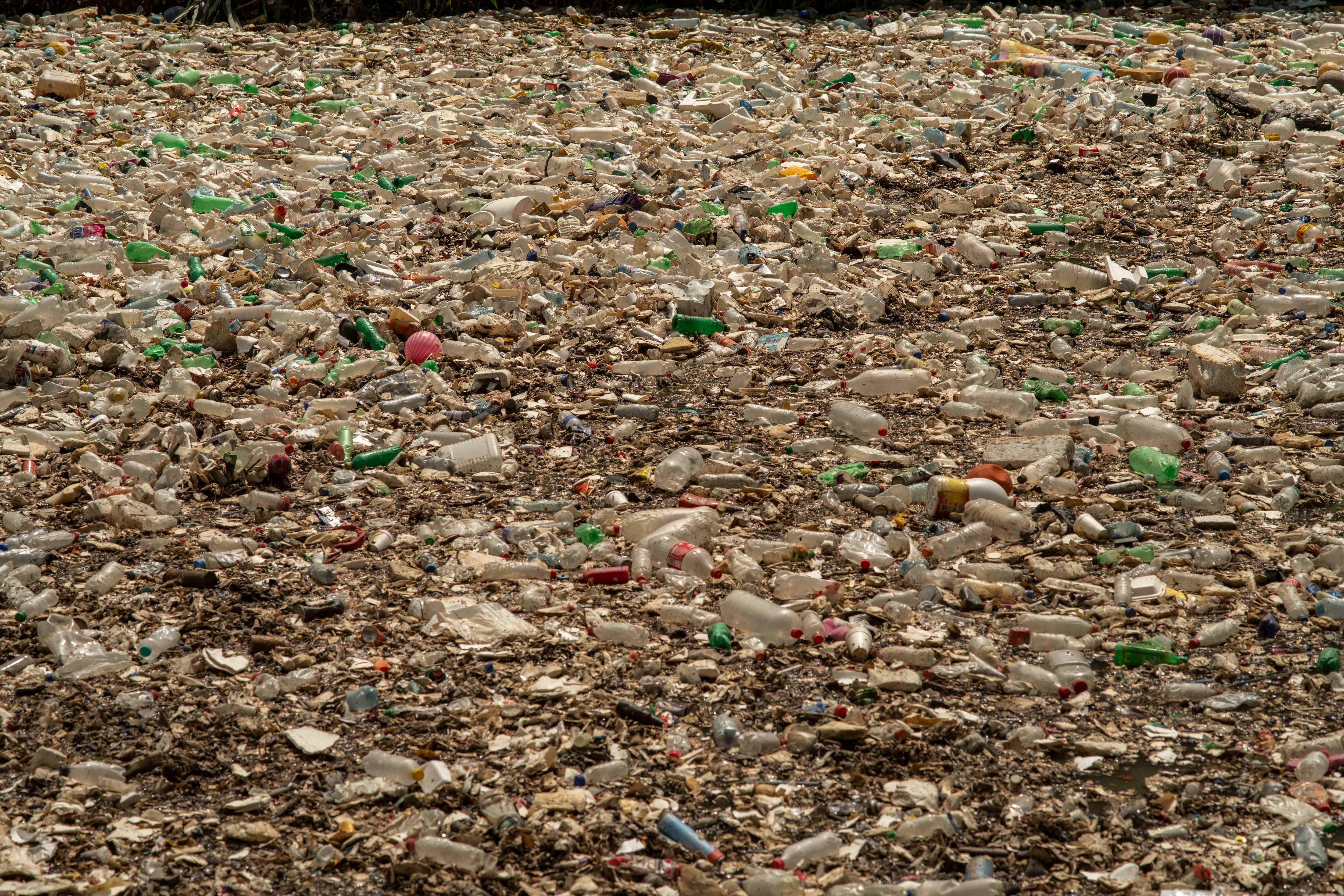 Caudal de basura acumulada en uno del interceptores diseñados por The Ocean Cleanup.
