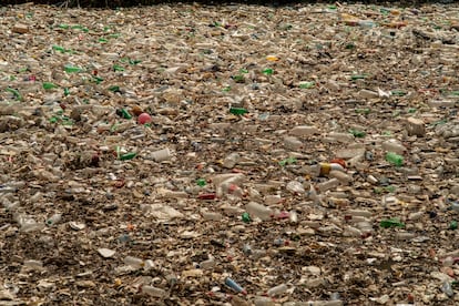 Caudal de basura acumulada en uno del interceptores diseñados por The Ocean Cleanup.