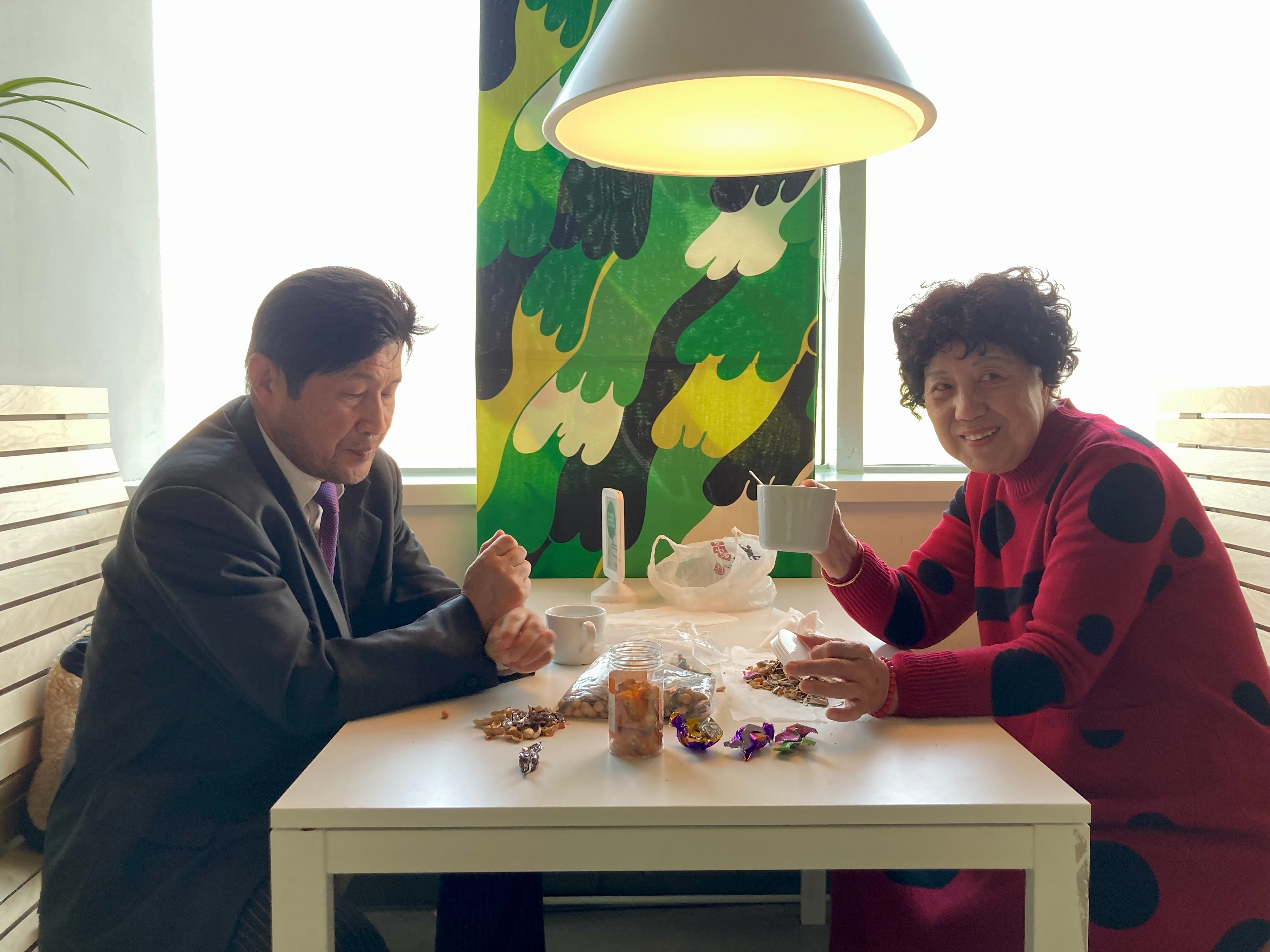 El señor Yu Zhixin y la señora Ying Ying charlan en la cafetería de Ikea en Shanghái en pasado mes de febrero.