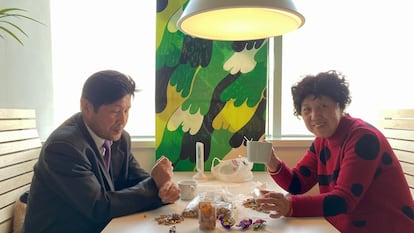 El señor Yu Zhixin y la señora Ying Ying charlan en la cafetería de Ikea en Shanghái en pasado mes de febrero.