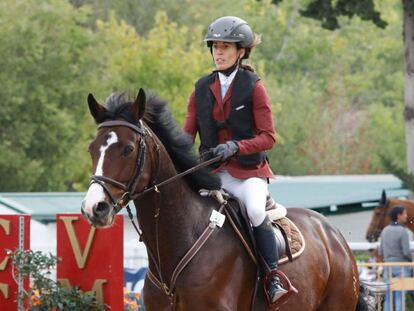 
La amazona Elena Legarra falleció este domingo tras recibir una coz de un caballo en el centro ecuestre Robledales en Zenotz (Navarra). El Consejo Superior de Deportes (CSD) y la Federación Hípica Española (RFHE) han enviado sus condolencias.