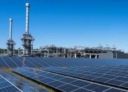 Paneles solares en una planta de almacenamiento de gas en Países Bajos.