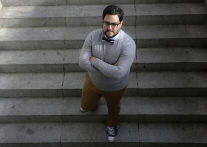 Rafael, de orientaci&oacute;n asexual, posa en una plaza de Madrid.