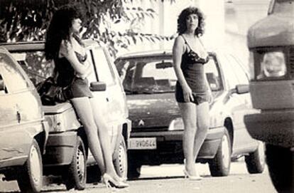 Dos prostitutas, en una calle de Milán, en una fotografía de archivo.