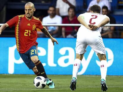 Silva conduce el balón ante Lichteiner, en Vila-real.