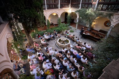 Foto 2: Vista general del antiguo claustro del Convento de San Francisco, hoy convertido en el Parador de Granada, durante el tercer concierto de Aimard, la tarde del 7 de julio, en una imagen facilitada por el festival.