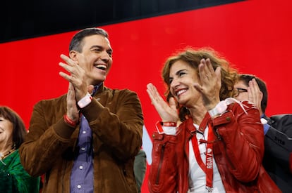 El presidente del Gobierno, Pedro Sánchez, y la vicepresidenta primera, María Jesús Montero, durante el 41º Congreso del PSOE, en Sevilla, en noviembre de 2024.