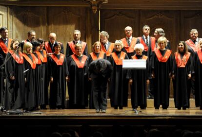 El coro del Colegio de Abogados de Zaragoza agradece los aplausos ayer, en la Sociedad Filarmónica de Bilbao.