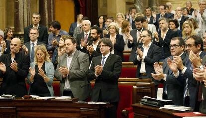 El Gobierno y los diputados de Junts pel Sí, en el Parlament.