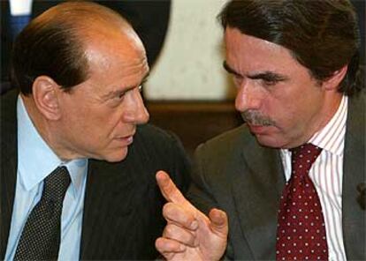 Silvio Berlusconi, a la izquierda, y José María Aznar charlan al comienzo de la cumbre de Bruselas.