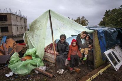 Una familia gitana, en un campamento en Eforie Sud (Ruman&iacute;a).