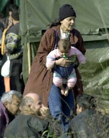 Una mujer y su hijo, ayer, en el campamento de acogida de Fréjus.