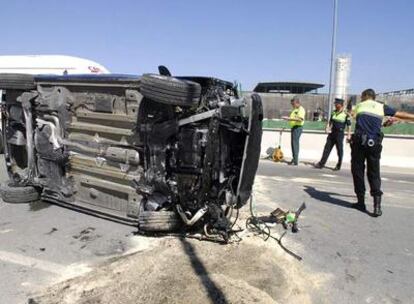 La Guardia Civil y la Policía Municipal toman datos en un accidente del viernes en la A-44, donde un motorista fue arrollado