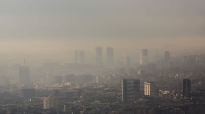 Pol·lució atmosfèrica a l'àrea de Barcelona.