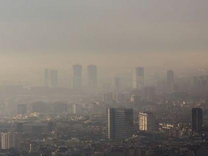 Pol·lució atmosfèrica a l'àrea de Barcelona.