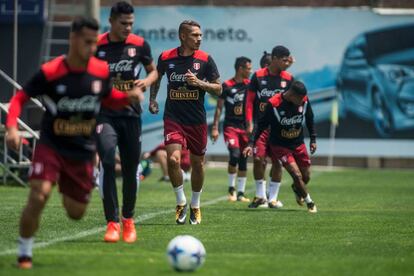 Paolo Guerrero, la figura de Perú, ya entrena con su selección.