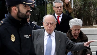 Jordi Pujol y Marta Ferrusola salen de la Audiencia Nacional tras prestar declaración, en 2016.