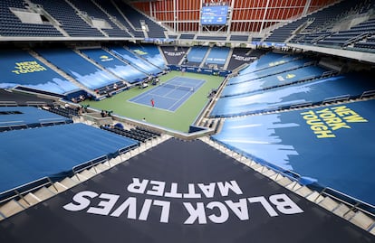 El lema 'Black Lives Matter', instalado en una de las esquinas de la pista Louis Armstrong de Nueva York.