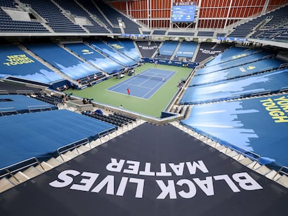 El lema 'Black Lives Matter', instalado en una de las esquinas de la pista Louis Armstrong de Nueva York.