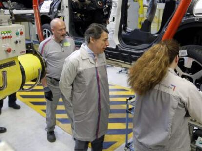 Fotograf&iacute;a facilitada por la Comunidad de Madrid de su presidente, Ignacio Gonz&aacute;lez (c), durante una visita a la planta del Grupo PSA Peugeot Citr&ouml;en en Villaverde, Madrid. EFE/Archivo