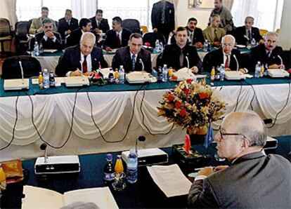 El jefe de los inspectores de la ONU, Hans Blix, frente a los negociadores iraquíes, ayer en Bagdad.