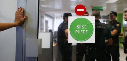 Agentes de policía, durante una protesta por abusos hipotecarios en una entidad financiera.