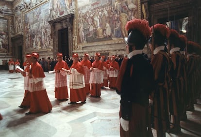Los cardenales participan en una ceremonia en una sala anexa a la Capilla Sixtina durante el cónclave de 1978.