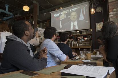 Seguimiento de la testificación de James Comey en un restaurante en Berkley (California).