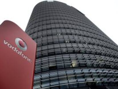 Imagen del logotipo del operador de telefonía móvil Vodafone, en su sede en Dusseldorf (Alemania). EFE/Archivo