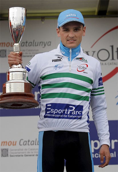El ciclista alemán del Milram, Paul Voss, celebra su victoria en el prólogo de la Volta, en Lloret