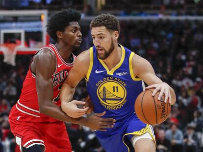 Klay Thompson y Holiday en el Bulls-Warriors