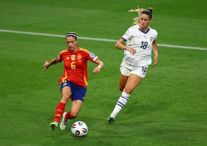 Aitana Bonmatí conduce el balón el pasado viernes ante Calligaris en los cuartos de final ante Suiza, en el Wankdorf Stadion de Berna.