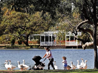 Una mujer camina con sus dos hijos por un parque de Buenos Aires el sábado 16 de mayo, en el inicio de la autorización del Gobierno de la ciudad para salidas recreativas con niños.