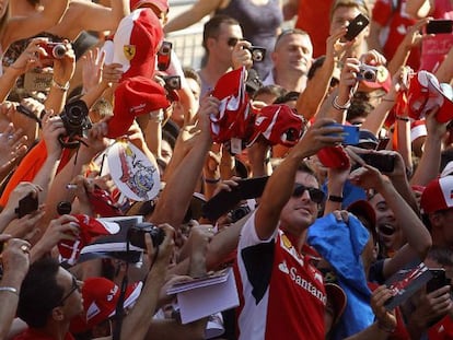 Fernando Alonso se hace un autorretrato con el m&oacute;vil ante cientos de aficionados en el Circuito de Barcelona, en Montmel&oacute;.