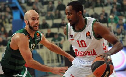 Beaubois intenta superar a Calathes.