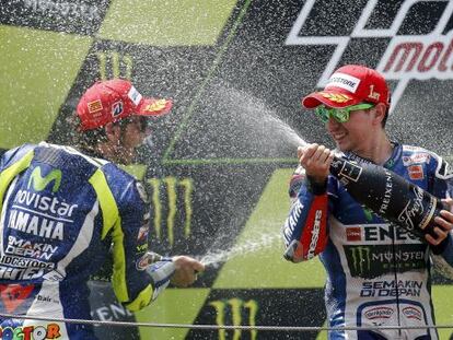 Rossi y Lorenzo, en el podio del Gran Premio de Catalunya.