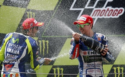 Rossi y Lorenzo, en el podio del Gran Premio de Catalunya.