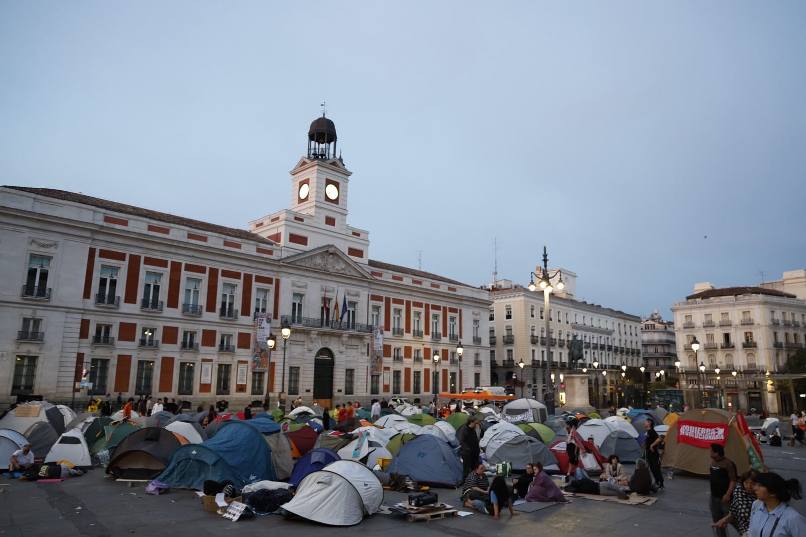 Vista de la acampada por la vivienda en la Puerta del Sol de Madrid, este domingo.