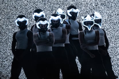 Los bailarines de Rosalía que portan cascos y máscaras que asemejan algo que llevaría un motociclista.
